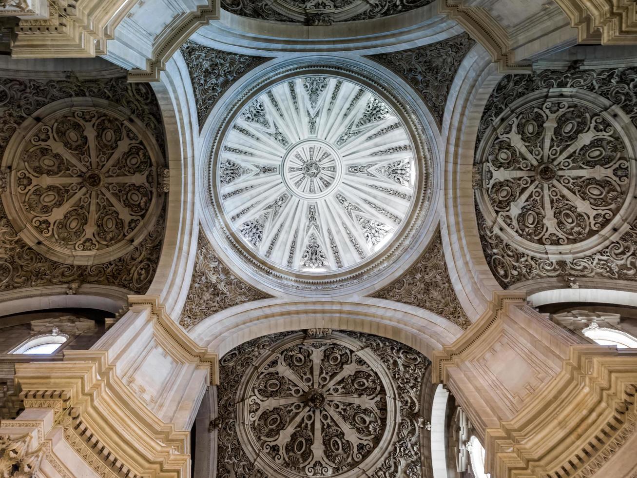 granada, andalusië, spanje, 2014. plafond van iglesia del sagrario 1705-1722 foto