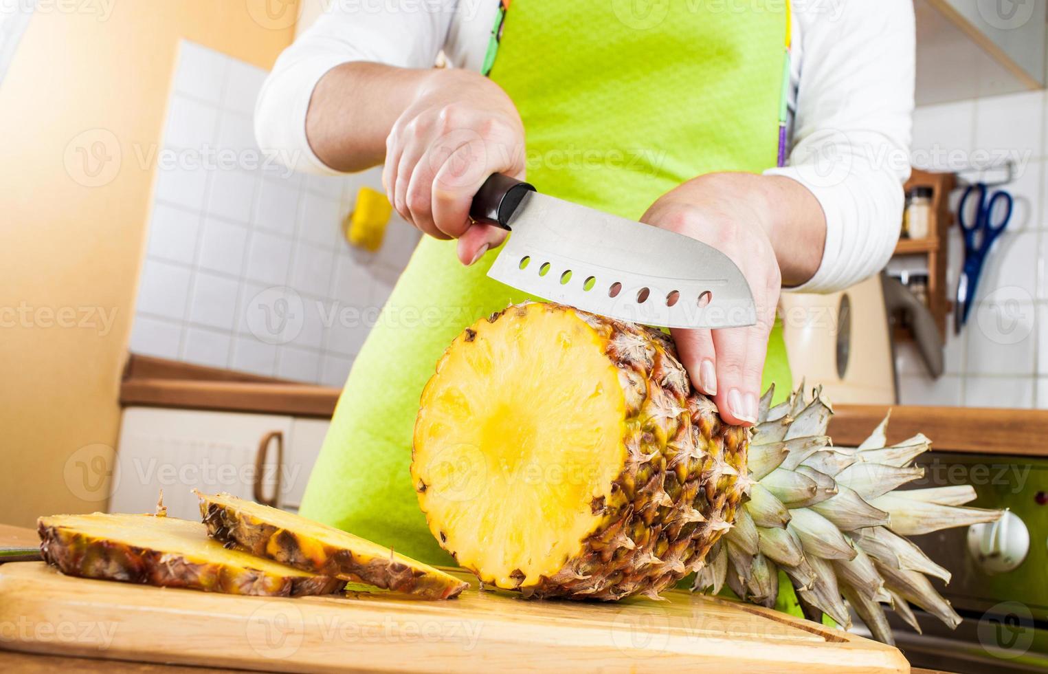 vrouw handen snijden ananas foto