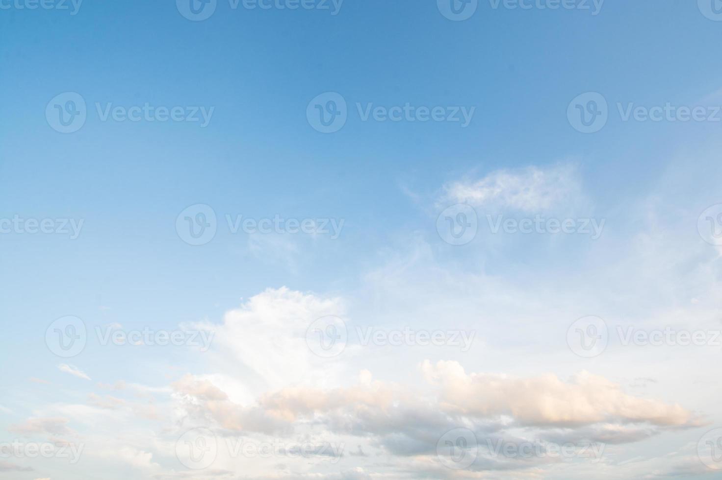 wolken in de blauwe lucht op een heldere dag foto