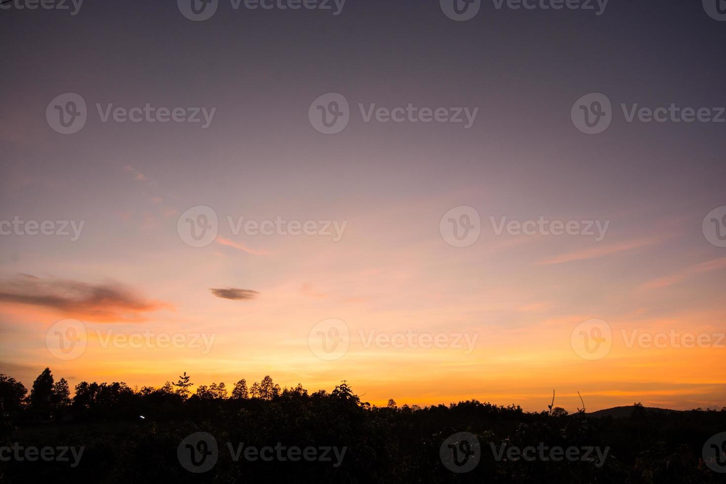 zonsondergang in de avond, kleurrijke lucht foto