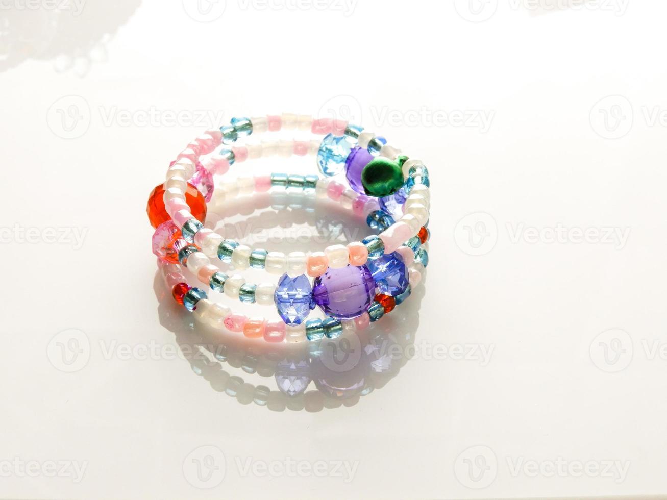 veelkleurige armbanden met kralen. kleurrijke kinderkralenarmband. foto
