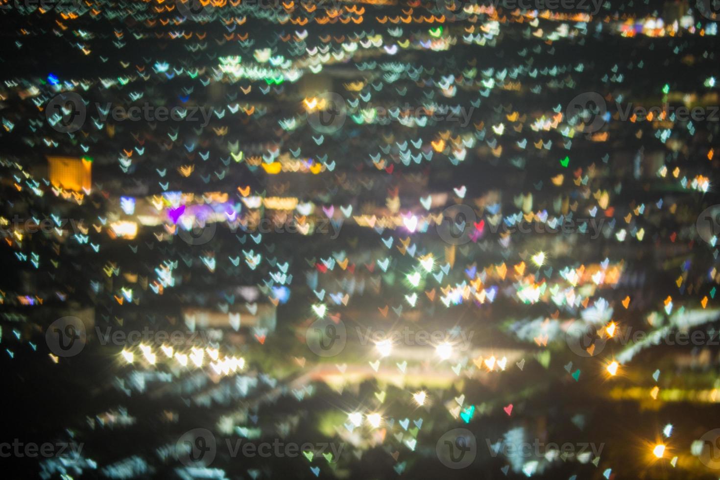 abstract, mooi bokehlandschap van stad bij nacht, bokehlicht en onscherpe stadszonsondergang foto