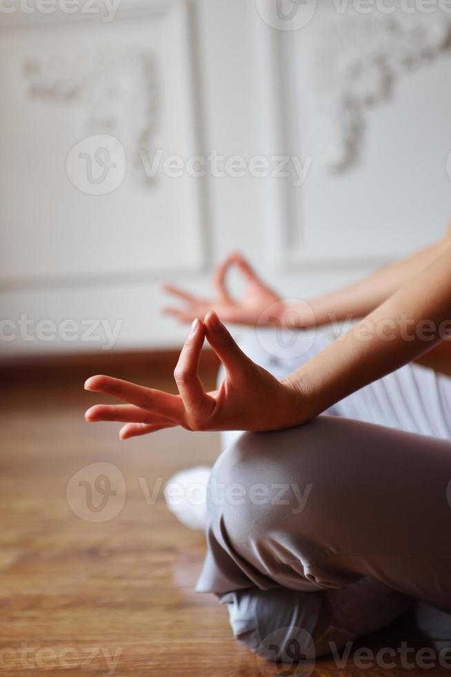close-up van vrouwelijke armen tijdens meditatie foto