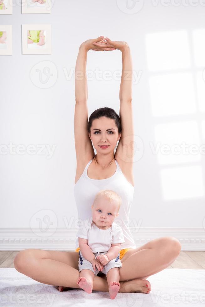 moeder en baby doen oefening foto
