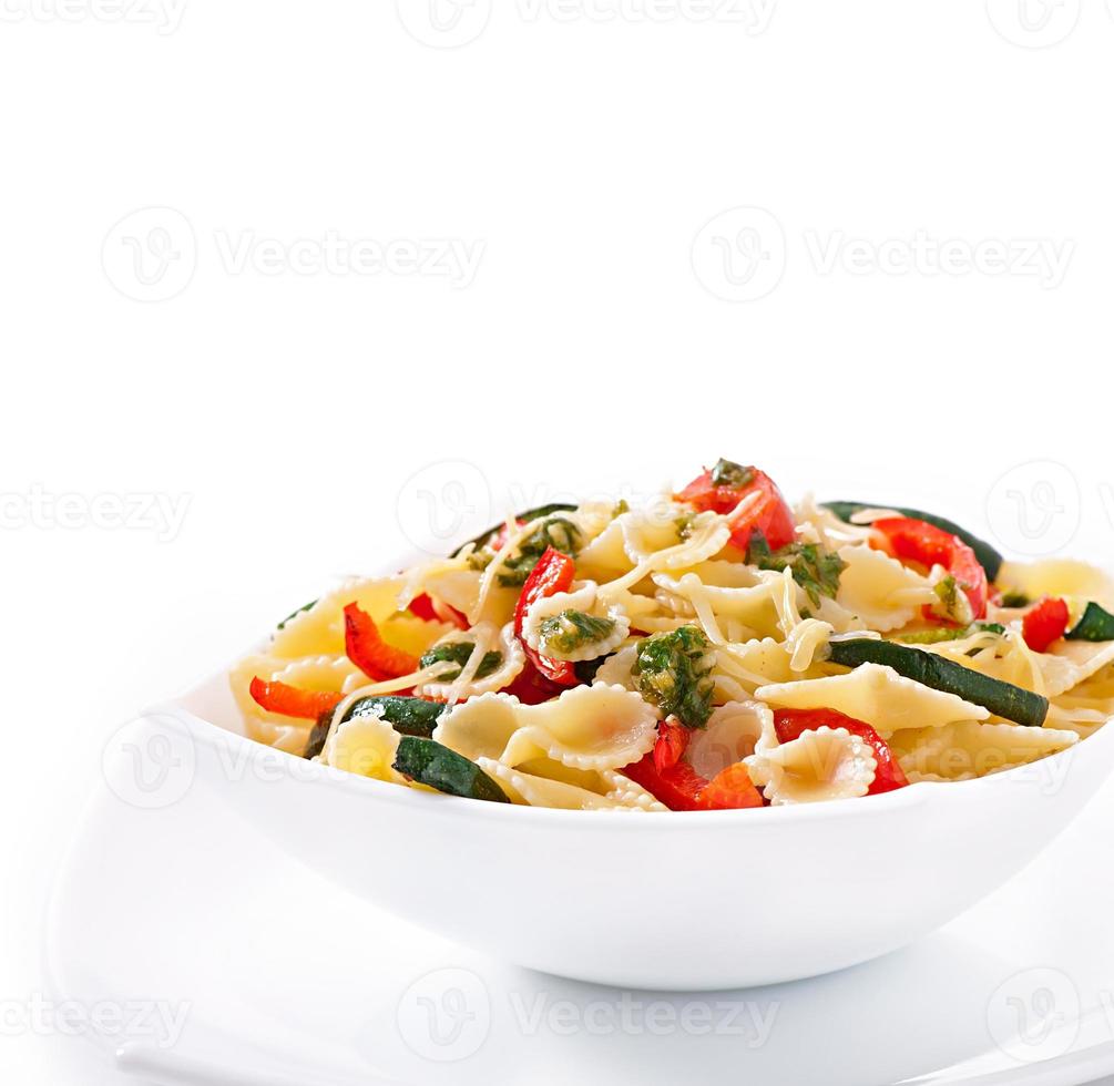 pasta met courgette en paprika met basilicum-knoflookdressing foto