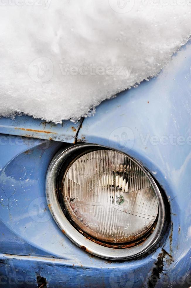oude auto in de winter foto