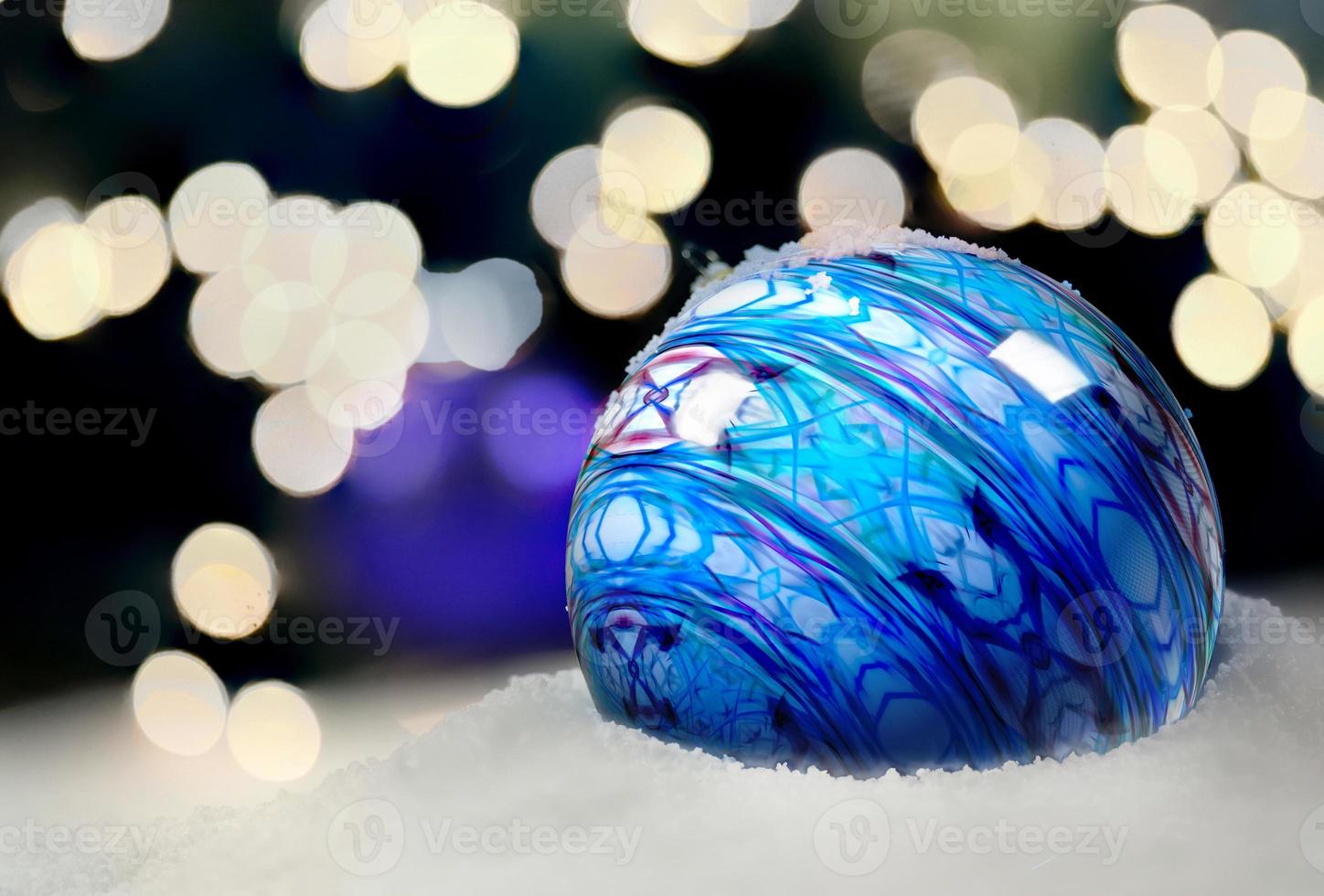 kerst ornament in de sneeuw foto