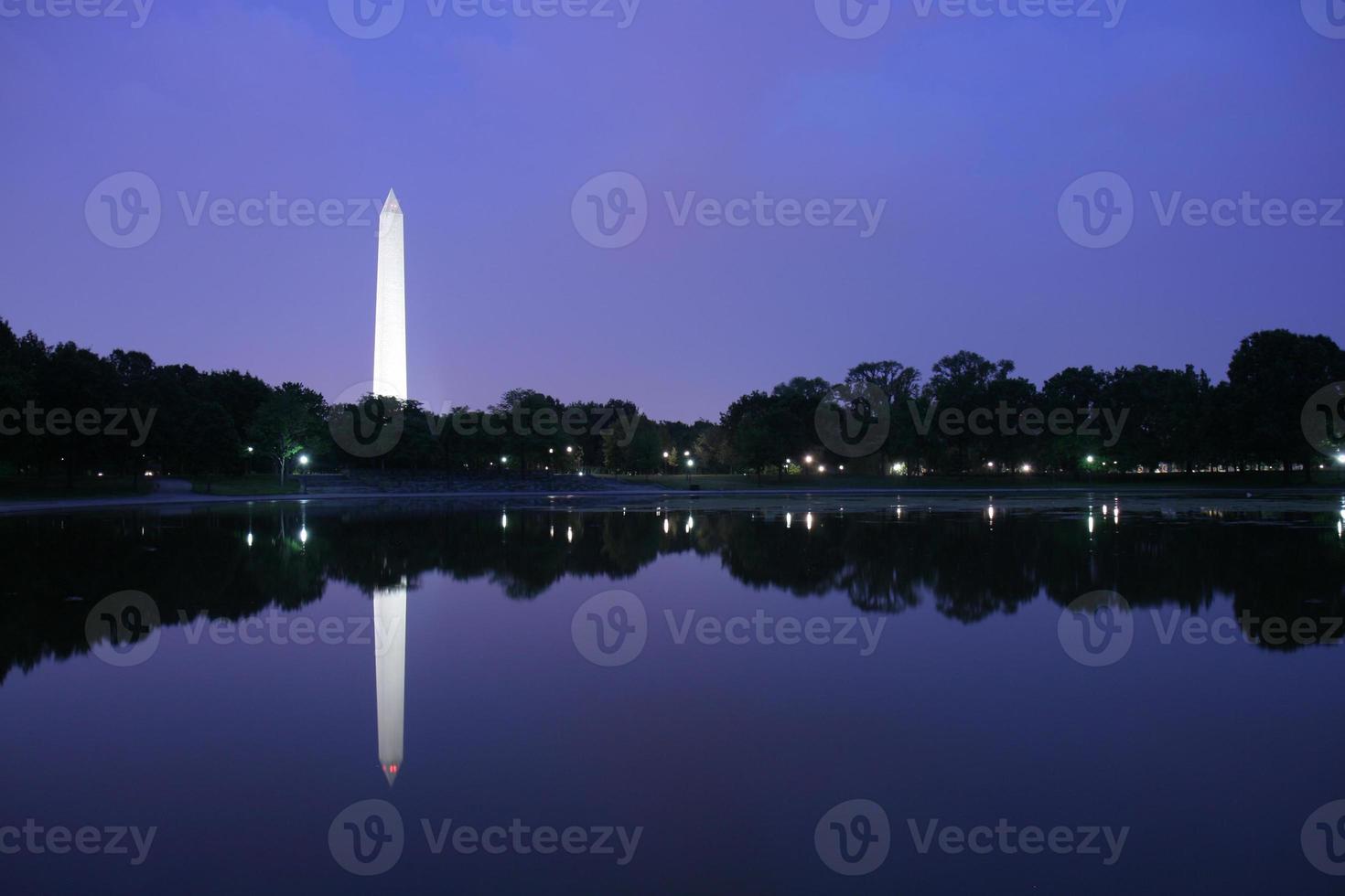 Washington monument bij schemering foto
