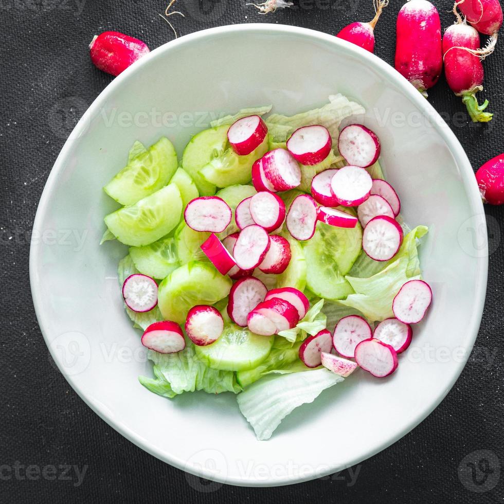 salade radijs groenten komkommer, groente sla blad vers gezond maaltijd voedsel snack dieet op tafel kopieer ruimte voedsel achtergrond rustiek bovenaanzicht keto of paleodieet foto