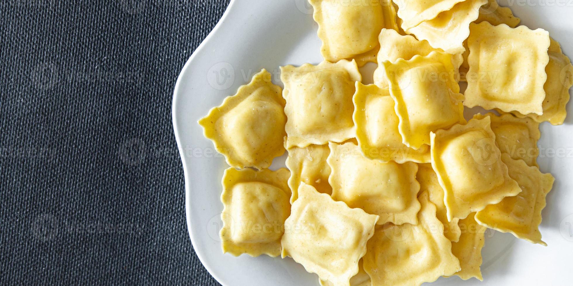 ravioli zeevruchten vis, inktvis, schaaldieren, garnalen verse gezonde maaltijd eten snack dieet op tafel kopieer ruimte voedsel foto