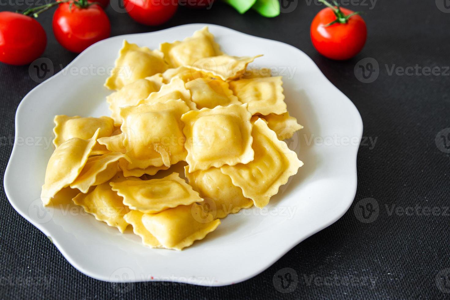 ravioli zeevruchten vis, inktvis, schaaldieren, garnalen verse gezonde maaltijd eten snack dieet op tafel kopieer ruimte voedsel foto