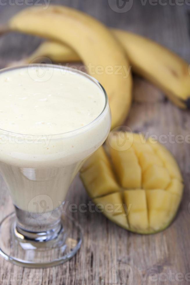 smoothies van mango en banaan met yoghurt foto