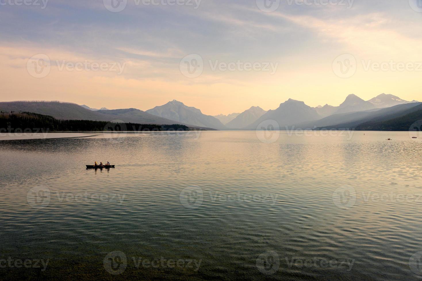 Lake McDonald bij zonsondergang foto
