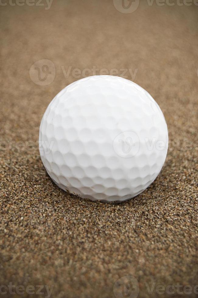 golfbal in bunkerverticaal foto