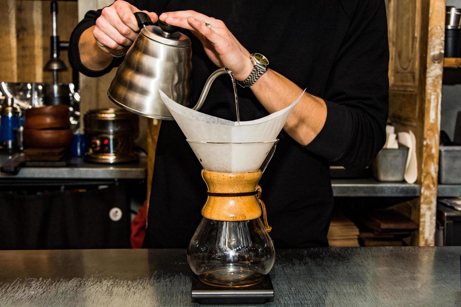 iltered koffie prepearing, brouwen van koffie in papieren filter close-up foto