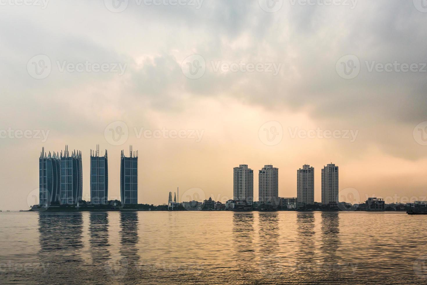 zonsopgang boven de kust van Jakarta foto