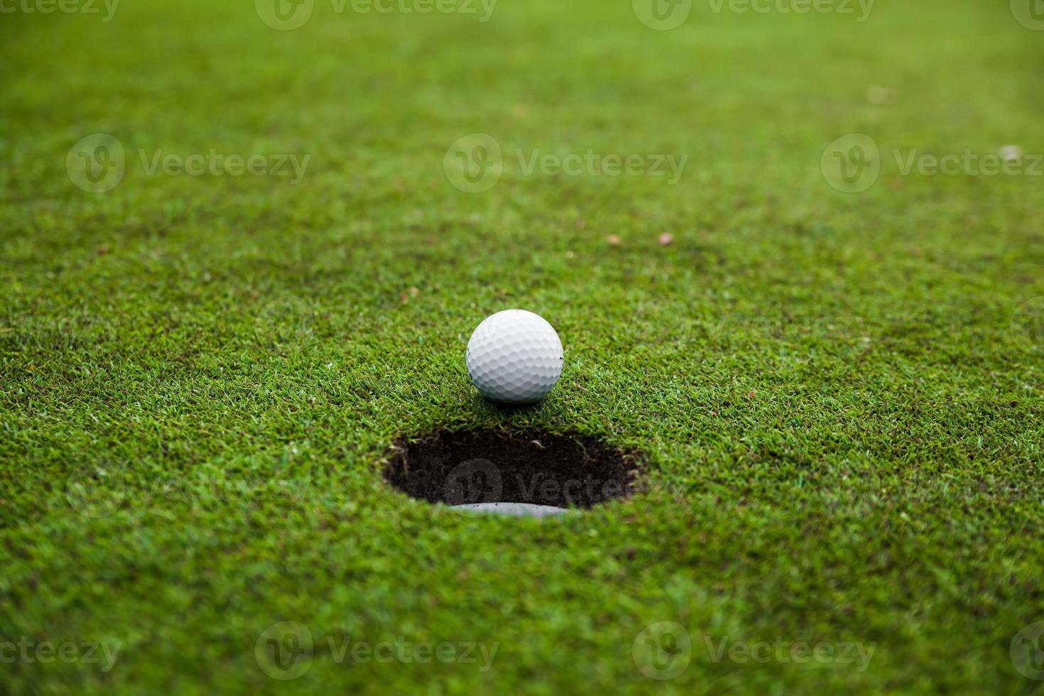 golfbal op groene weide. foto