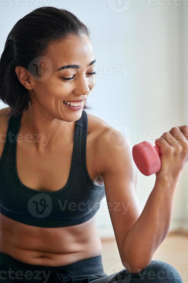 lachende vrouw training met halters foto