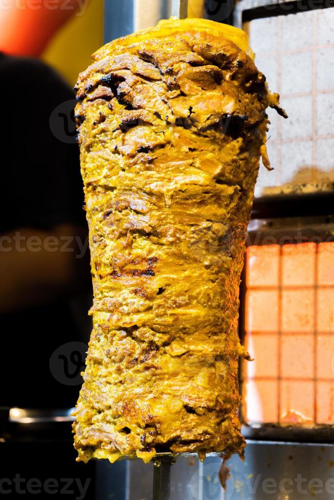 rundvlees shoarma kebab gegrild op de grill. foto