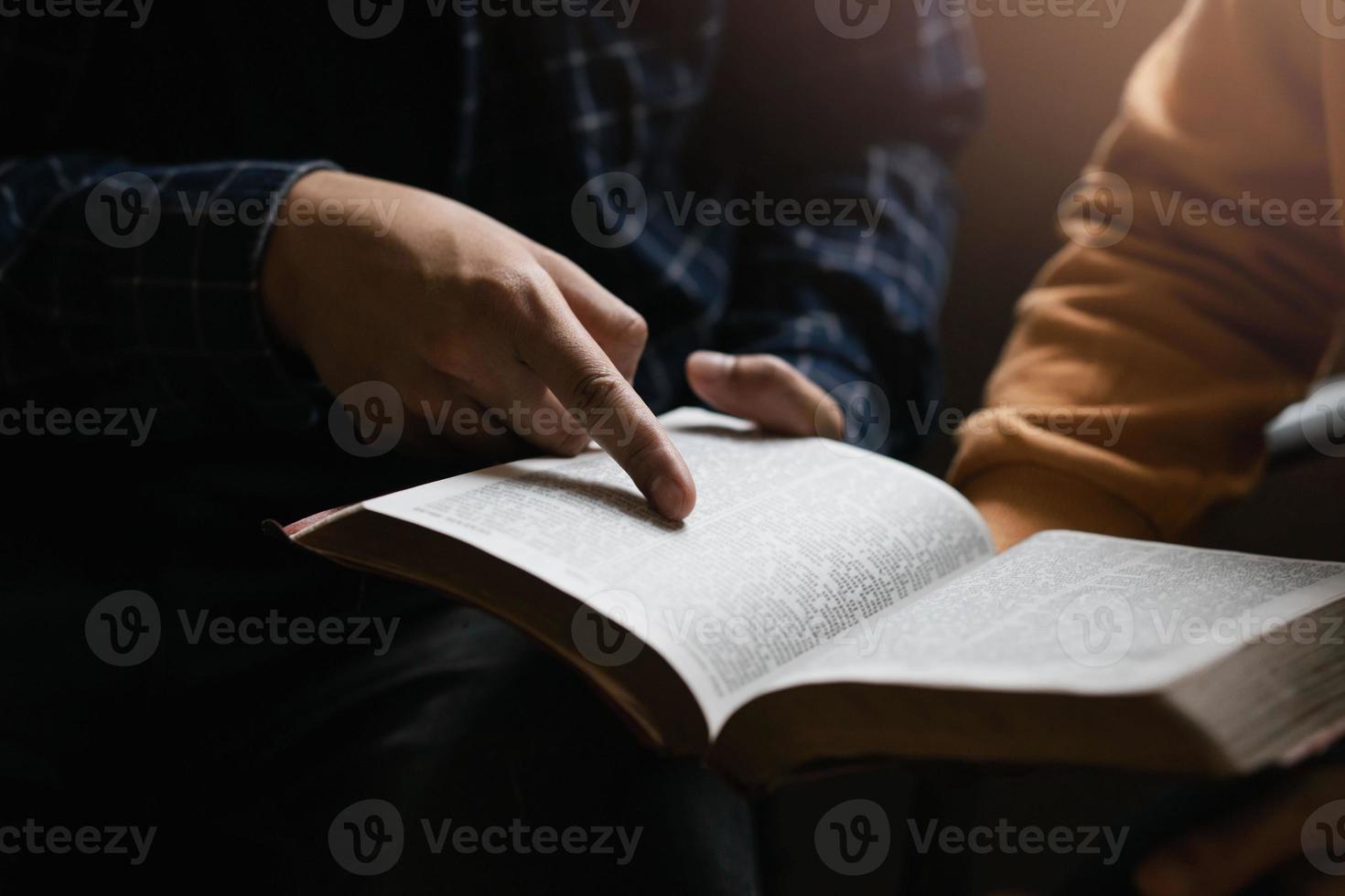 twee geliefden die de bijbel bestuderen, het is Gods liefde voor christenen. foto