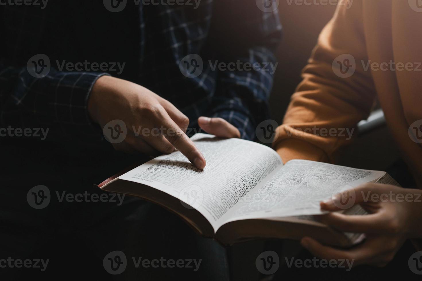 twee geliefden die de bijbel bestuderen, het is Gods liefde voor christenen. foto