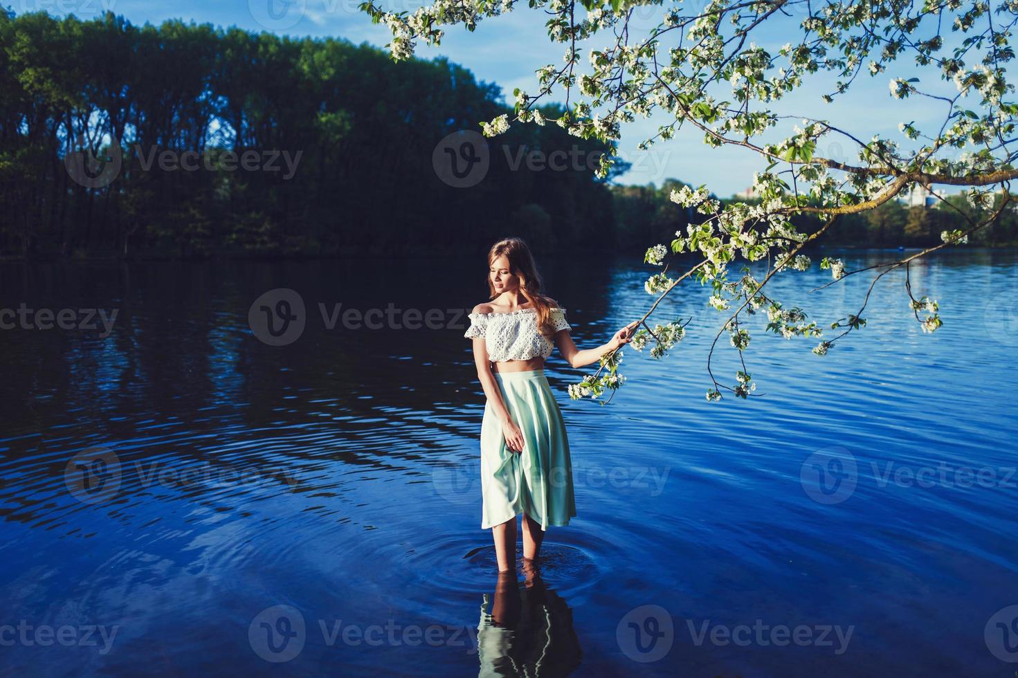 vrouw die lacht in de lente foto