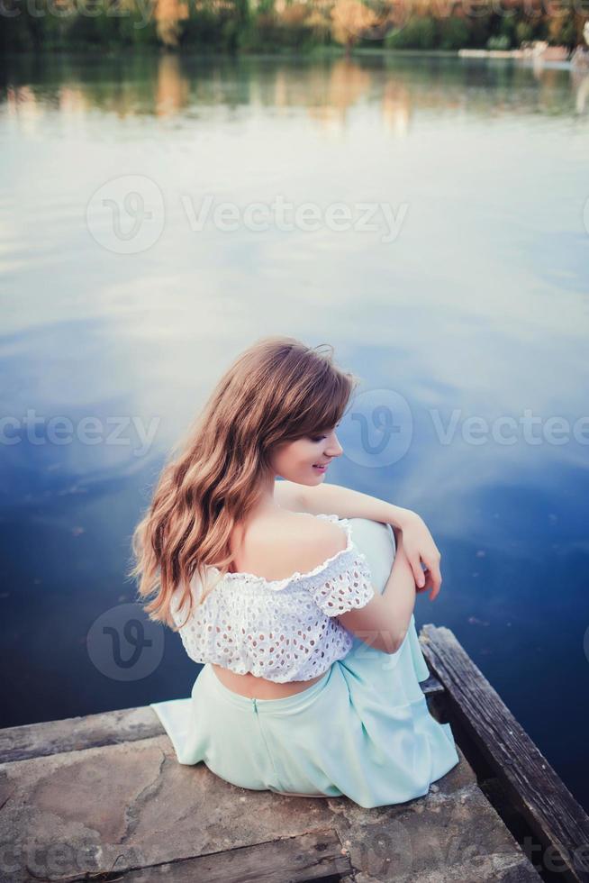 jonge vrouw in de natuur foto