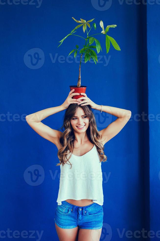 ecologie vrouw in blauwe kamer foto