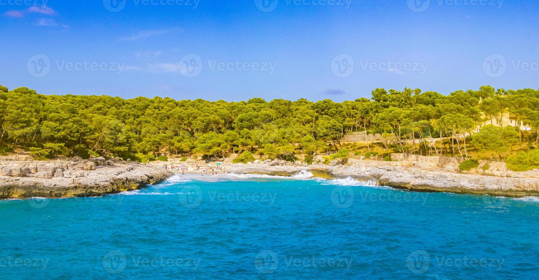 turquoise strand baai panorama calo des borgit burget mallorca spanje. foto
