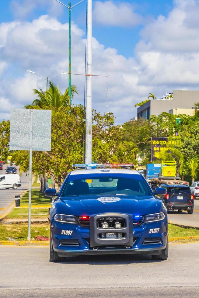 playa del carmen mexico 04 februari 2022 politieauto geparkeerd in tropisch playa del carmen mexico. foto