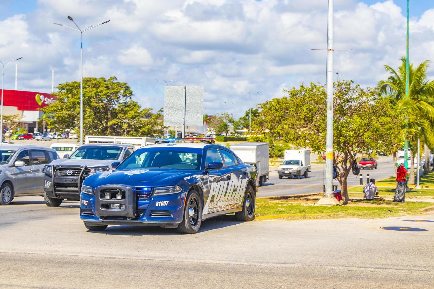 playa del carmen mexico 04 februari 2022 politieauto geparkeerd in tropisch playa del carmen mexico. foto