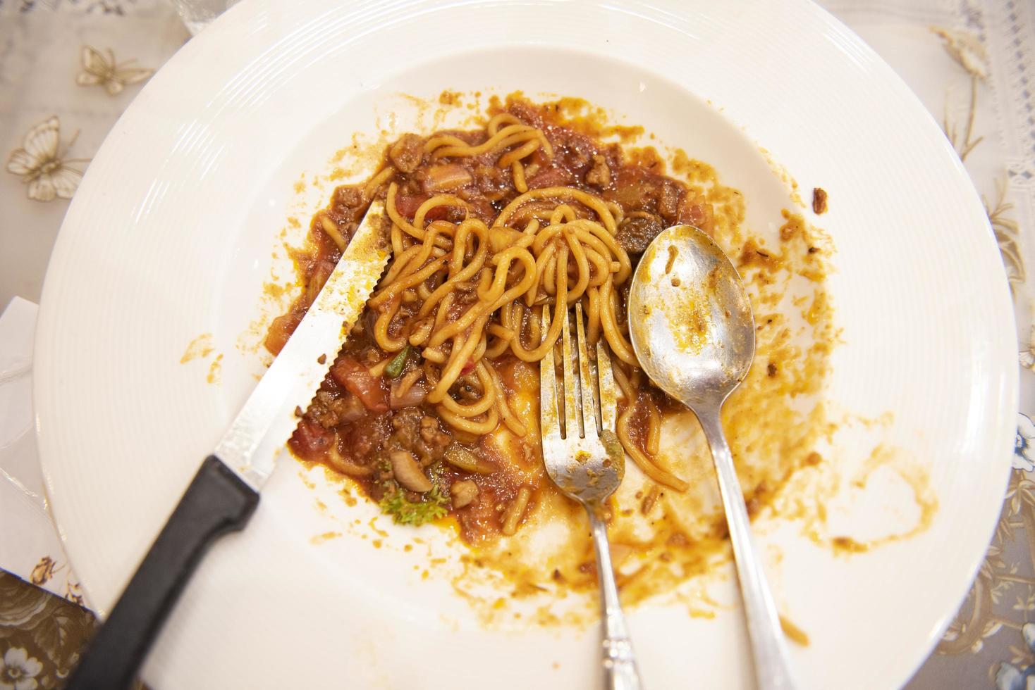 voedselafvalbord met spaghetti - bord na het eten van voedsel, vuile vaat foto