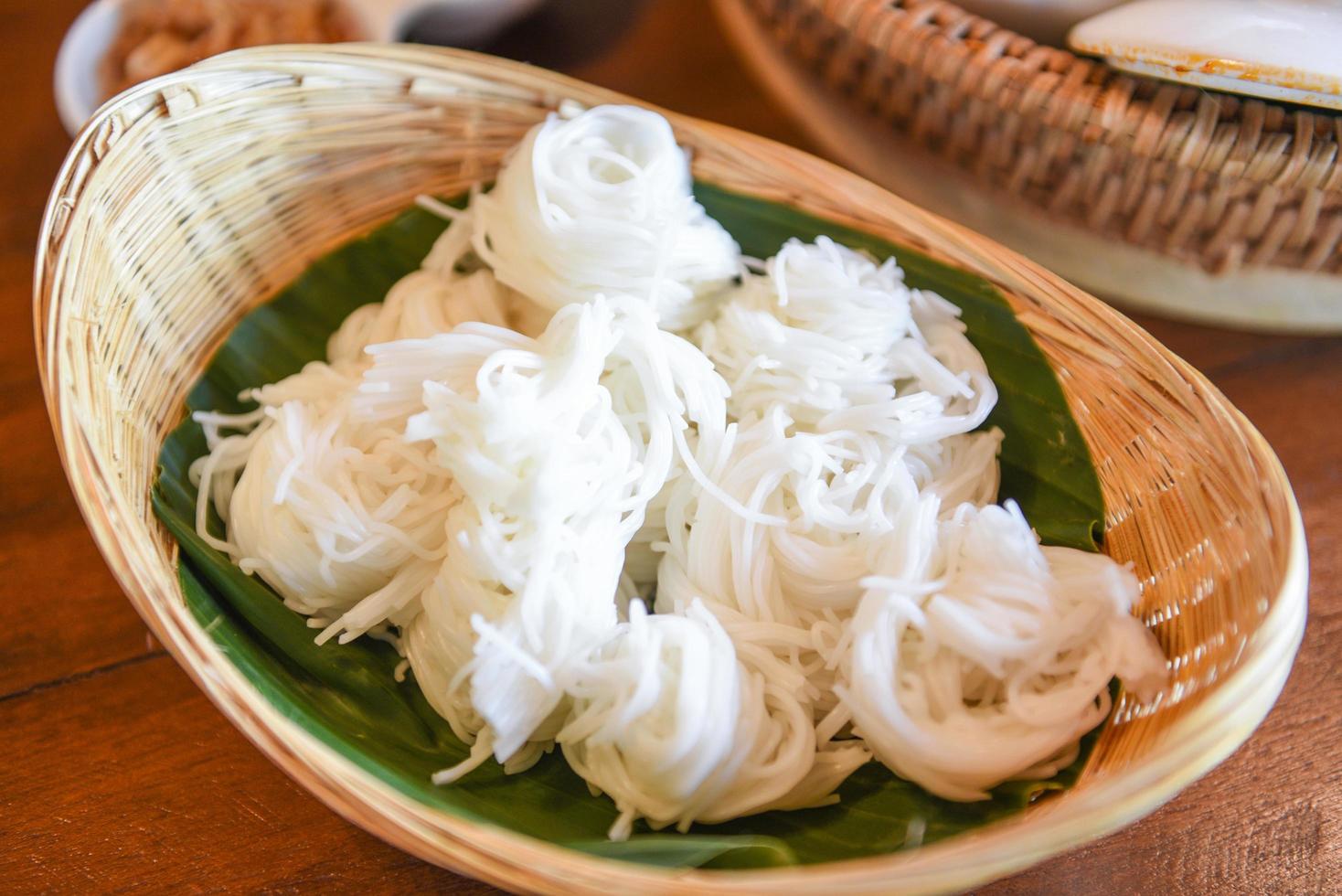Thaise rijstvermicelli-noedel op mand - Thais traditioneel menu foto