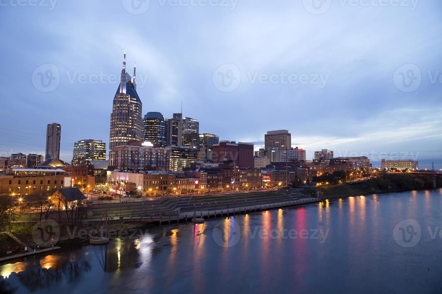 Nashville bij schemering en lichten op water foto