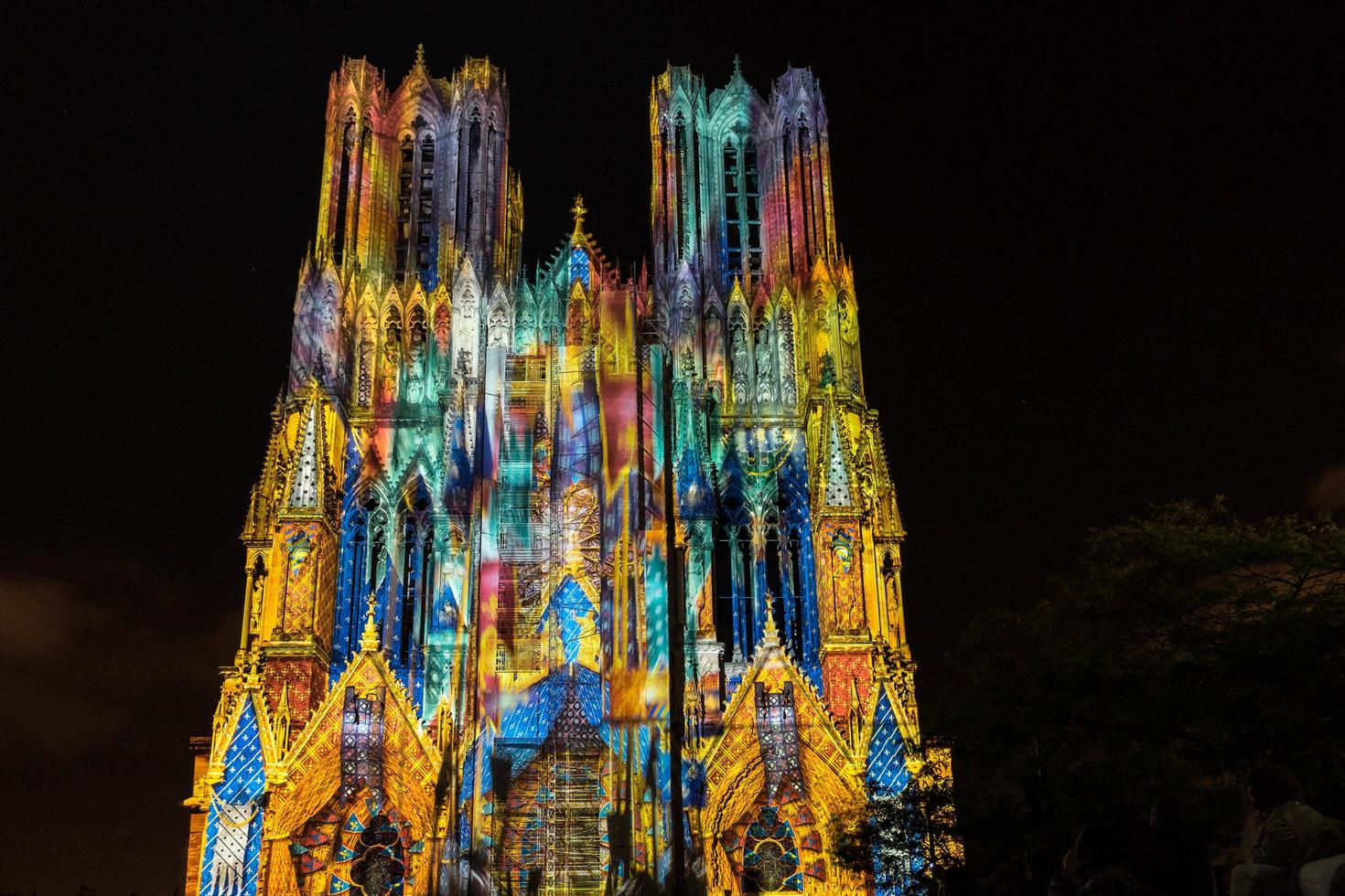 reims, frankrijk, 2017. lichtshow in de kathedraal foto