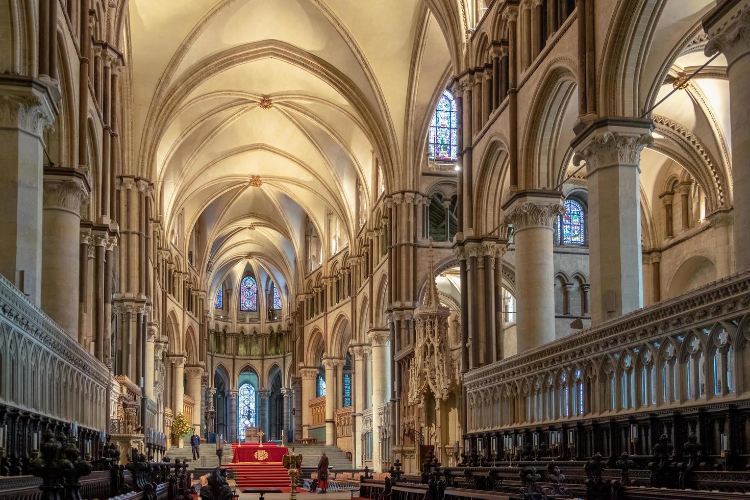 canterbury, kent, uk, 2015. binnenaanzicht van de kathedraal van canterbury foto