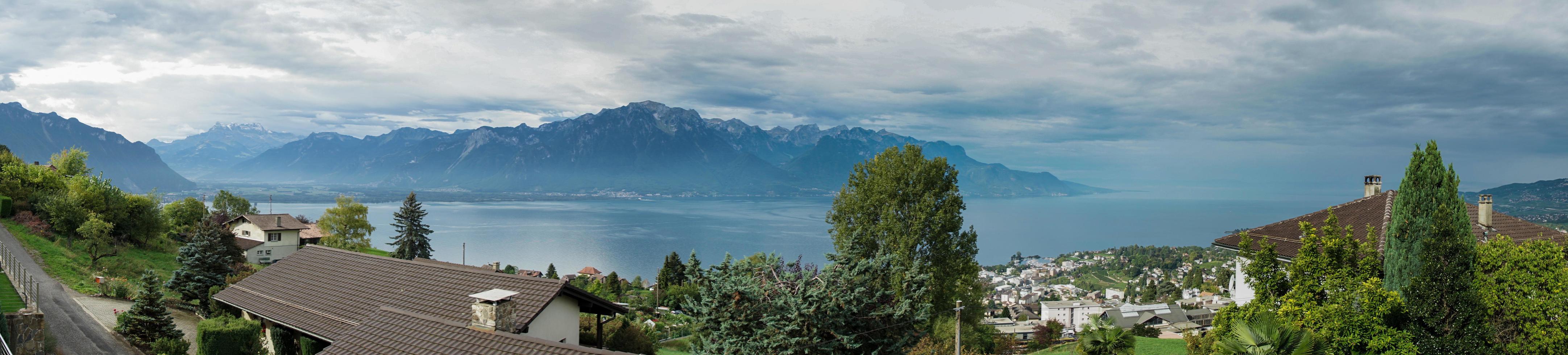 panoramisch uitzicht op het meer van Genève bij montreux foto