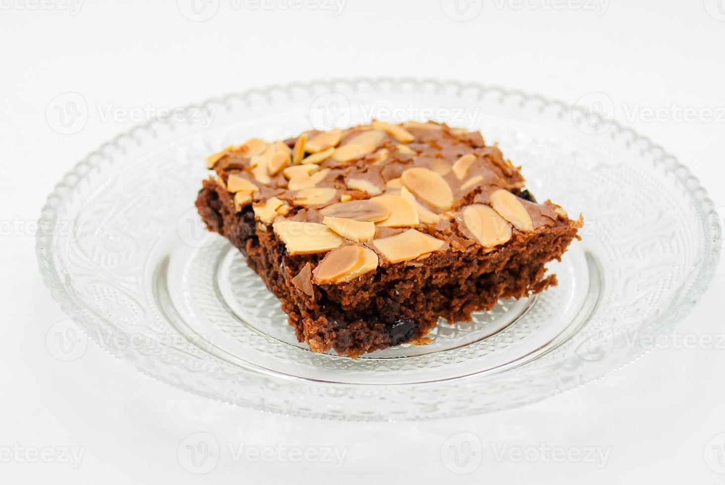 chocolade brownie met amandel topping op geplateerd glas foto