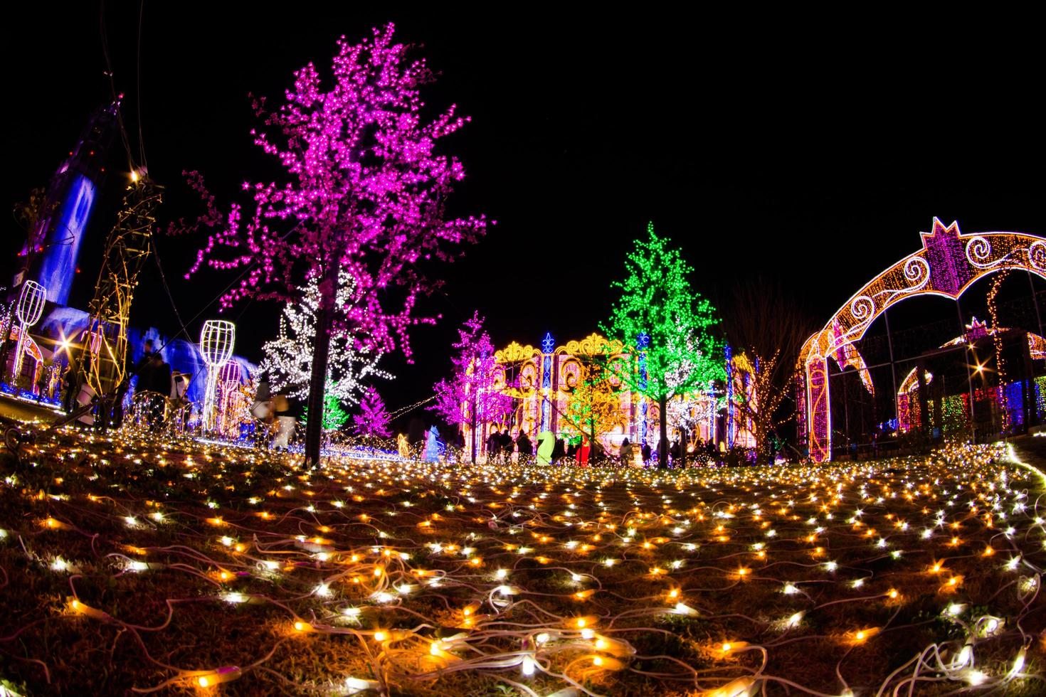 nagasaki, japan op 29 april 2019 huis ten bosch is een themapark in nagasaki, japan, waar 's nachts oude nederlandse gebouwen en kleurrijke lichten worden getoond. foto