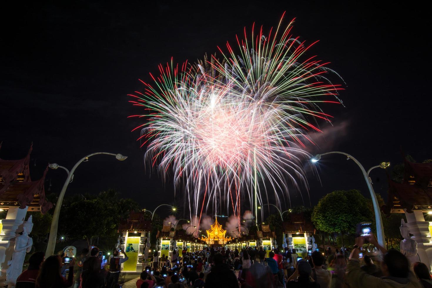 kleurrijk regenboogvuurwerk in het nieuwe jaar 2018-evenementen bij Royal Flora Ratchaphruek, Chiang Mai, Thailand foto