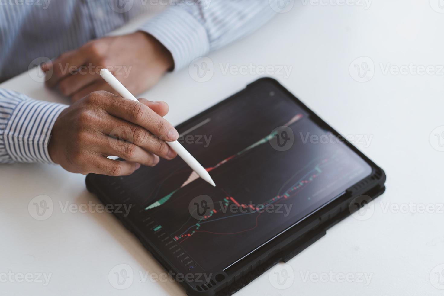 zakenman investeringen ondernemer handel discussie en analyse grafiek beurshandel, voorraad grafiek concept. foto