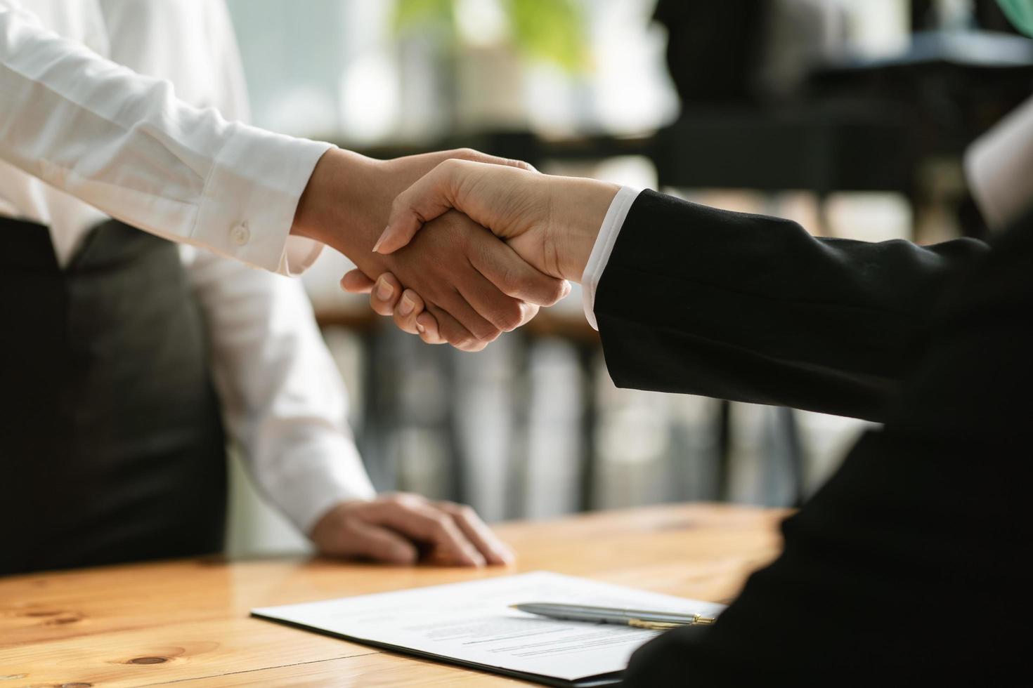 zakenvrouwen handenschudden, blij met werk, de vrouw van wie ze geniet met haar collega, handdruk gebaren mensen verbinding deal concept foto