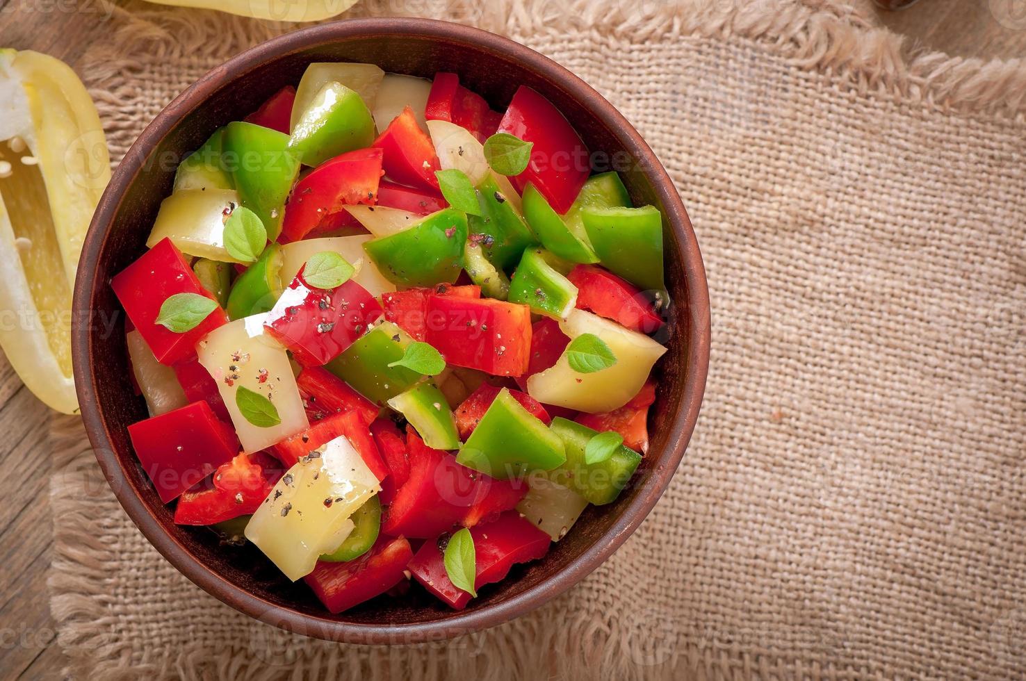 salade van zoete kleurrijke paprika's met olijfolie foto