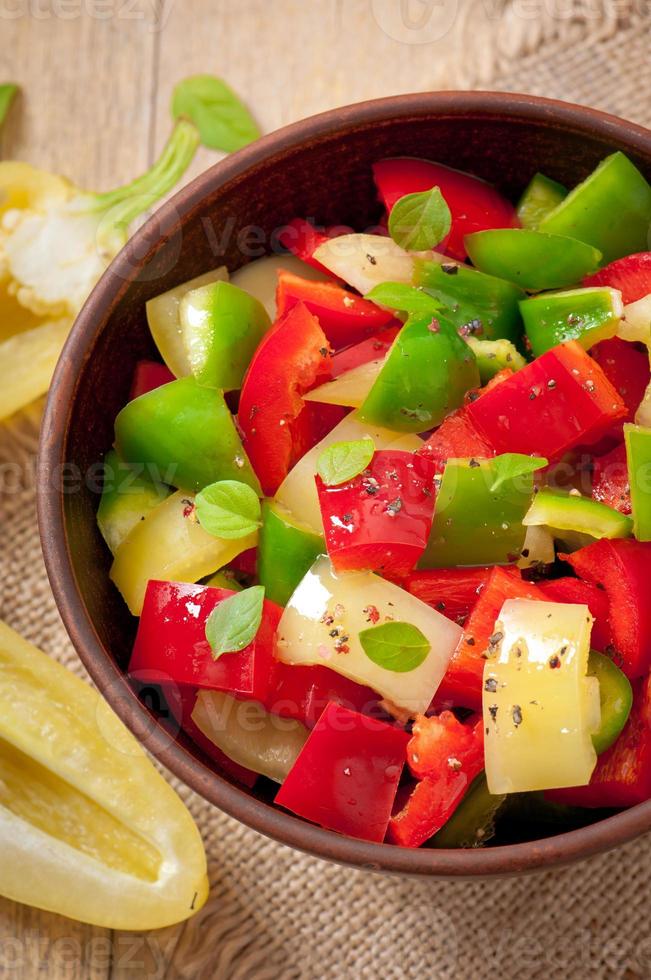 salade van zoete kleurrijke paprika's met olijfolie foto