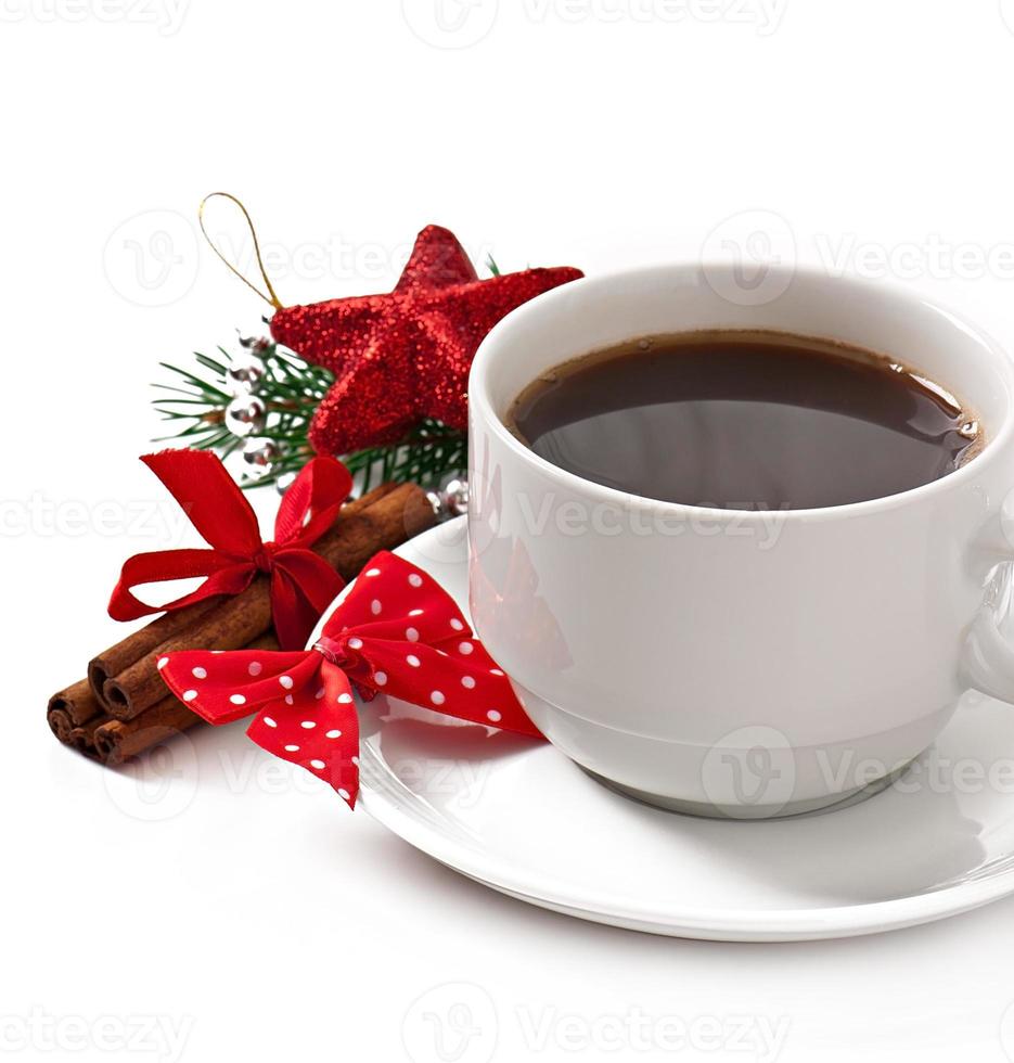 kopje espressokoffie en kerstversiering foto