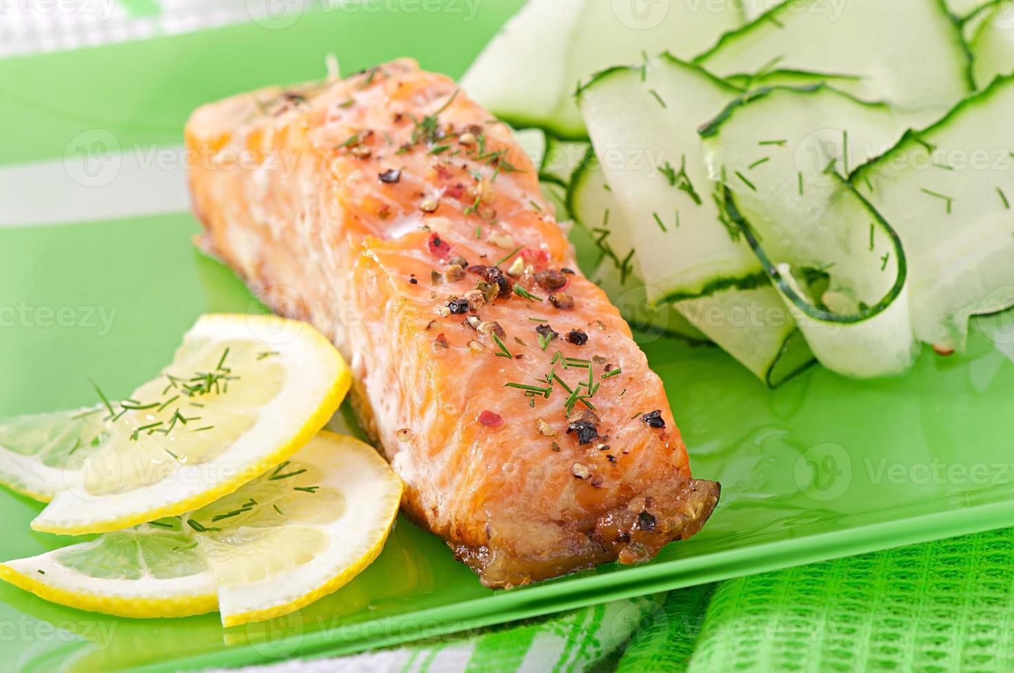 visschotel - gegrilde zalm met groenten foto