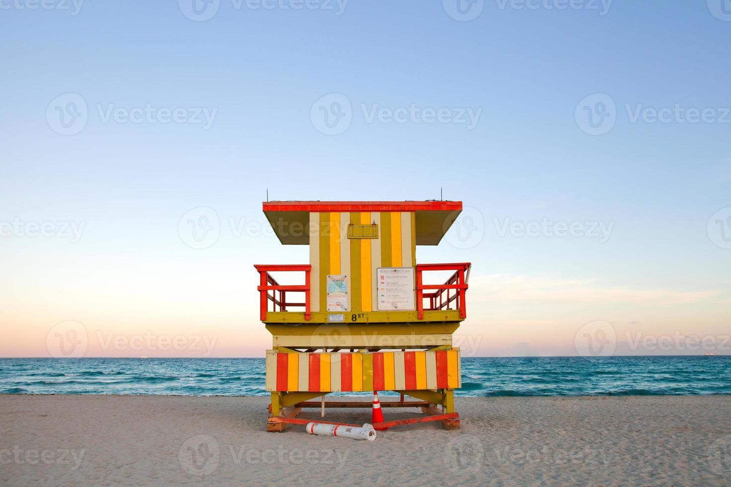 miami beach florida badmeester huis bij zonsondergang foto