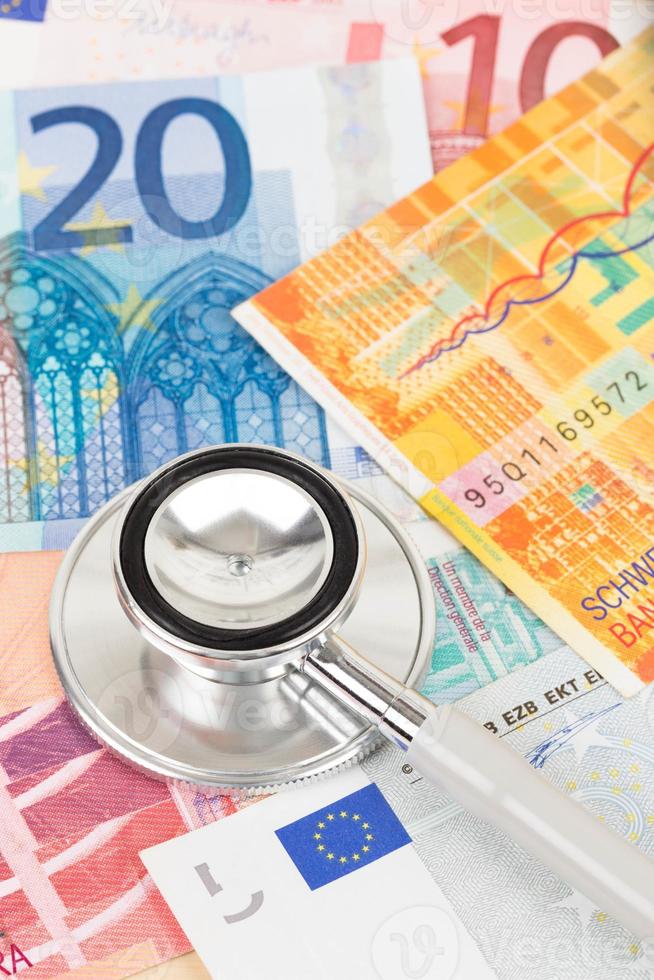 stethoscoop op europa bankbiljet concept financiële gezondheidscontrole foto