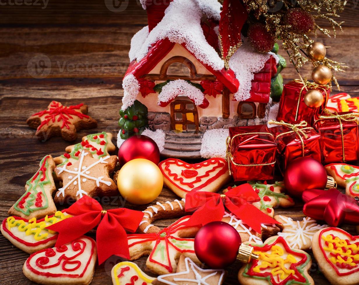 kerstkoekjes op bruin houten tafel. bovenaanzicht en mock-up. foto