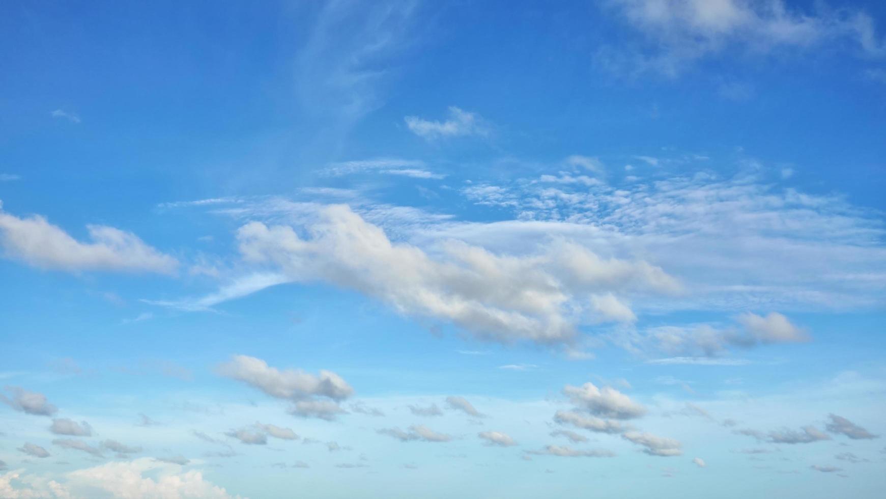 blauwe lucht met wolk voor achtergrond. foto